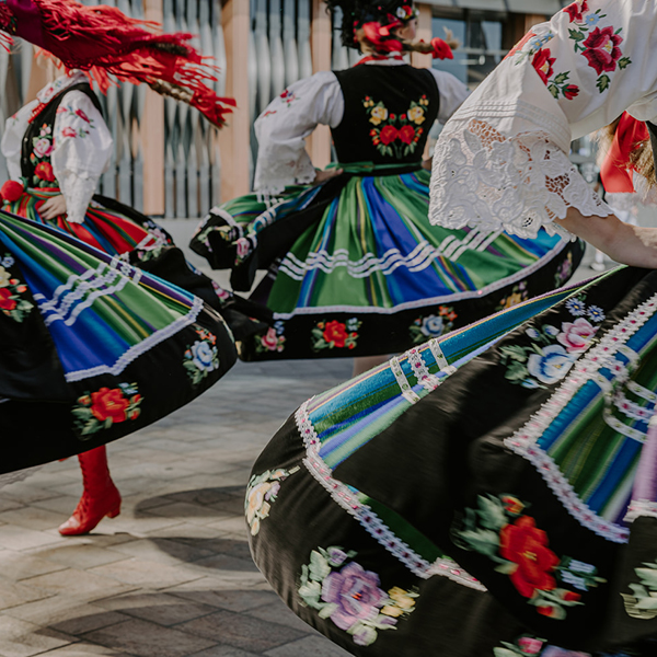 Golden Steps, Swirling Threads